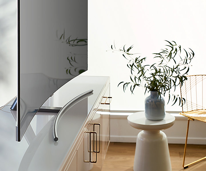 ru-feature-curved-screen-96090683.jpg